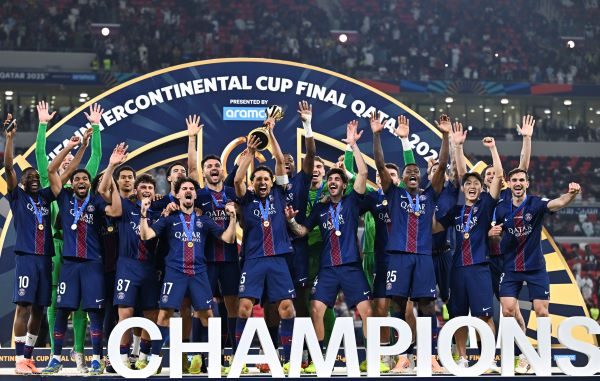 Los jugadores del PSG, festejan con la Copa Intercontinental. Foto: EFE