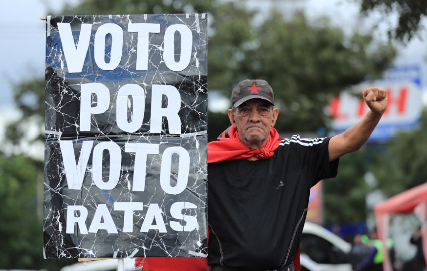 Simpatizante del Partido Libertad y Refundación (Libre). Foto: EFE