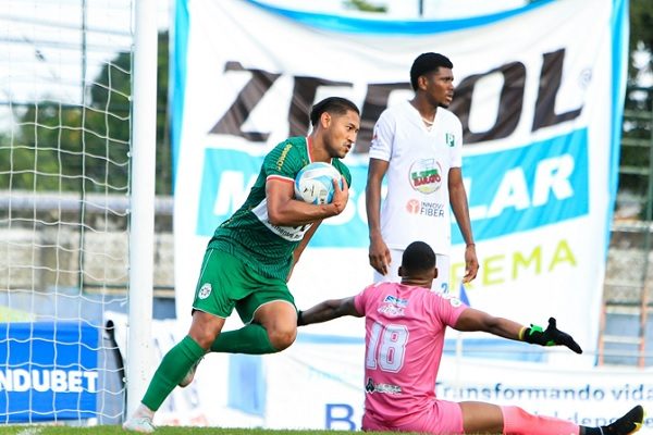 El panameño Javier Rivera (con el balón) anotó el primer gol del Marathón. Foto:cdmarathonhn_oficial 