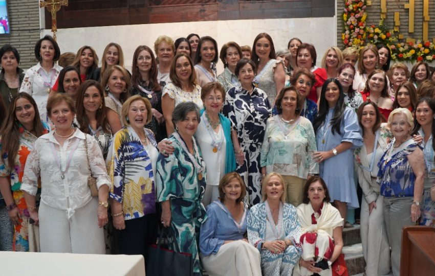 Grupo de Damas Guadalupanas en la Iglesia de Nuestra Señora de Guadalupe. Foto: Cortesía