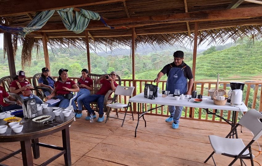 En Finca “La Vieja Molienda”, indica Espinosa, los visitantes tienen opciones de senderismo, hidroponía, el proceso postcosecha del café y agricultura circular. 