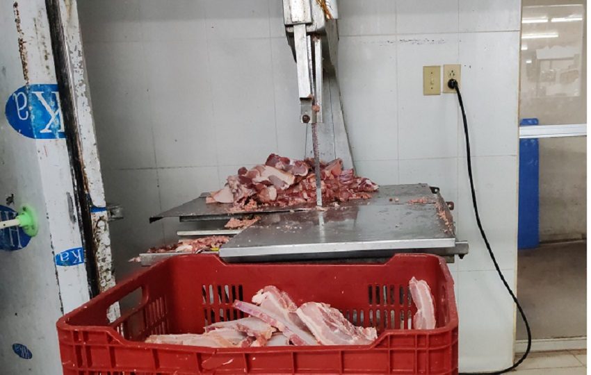 El seguimiento a ambas carnicerías se mantiene pese a que, en las últimas revisiones, los propietarios han aportado facturas de compra que indican el origen del producto. Foto. Eric Montenegro