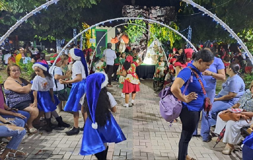 Cada parque de Chitré se ha convertido en una estación dentro de una ruta navideña que invita a propios y visitantes a recorrer la ciudad y vivir una experiencia distinta, marcada por la fe, la cultura y la convivencia comunitaria. Foto. Thays Domínguez