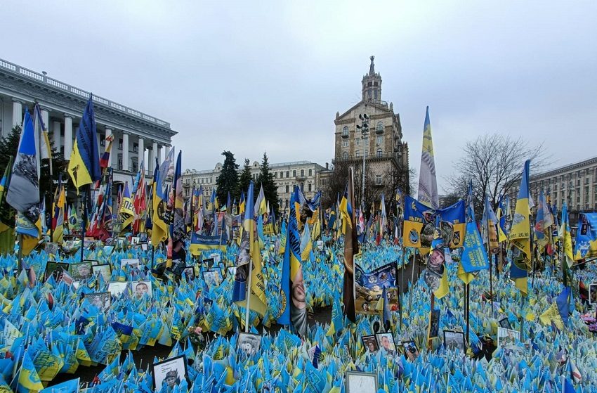 Banderas ucranianas y de otros países en apoyo están izadas en la plaza. Foto: Cortesía LP