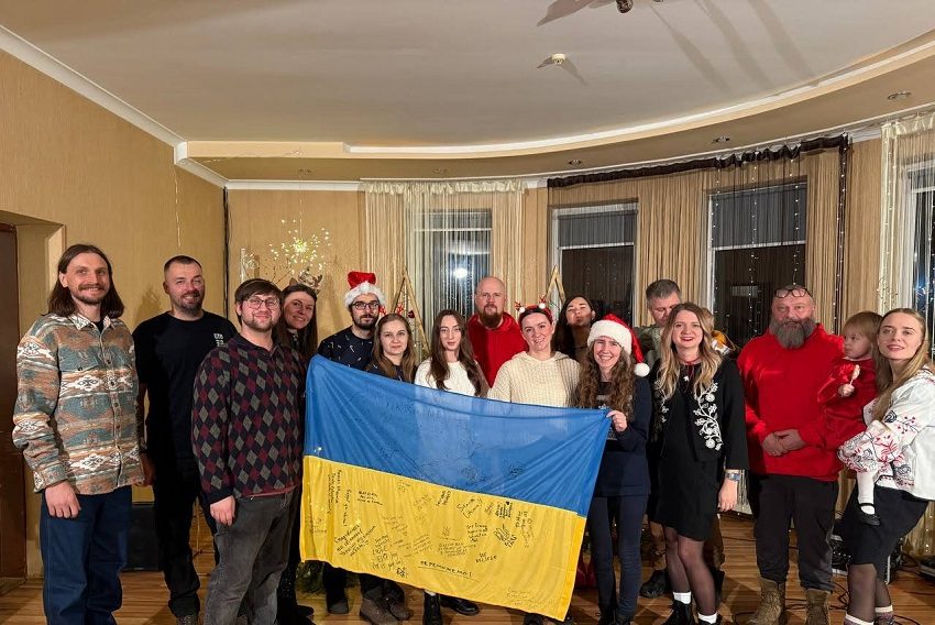En compañía de ciudadanos ucranianos. Foto: Cortesía PL