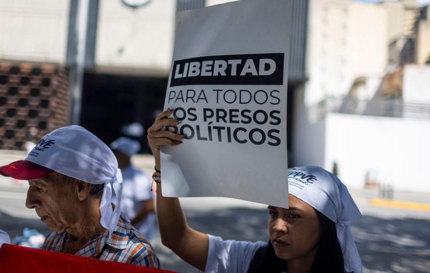Una persona sostiene un cartel durante una manifestación para exigir la liberación de los presos políticos en Venezuela. Foto: EFE