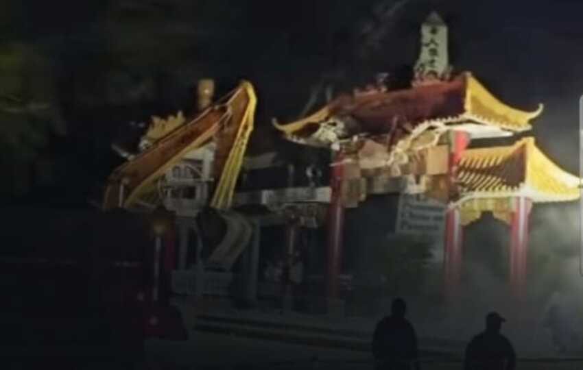 El mirador del puente fue demolido este sábado.