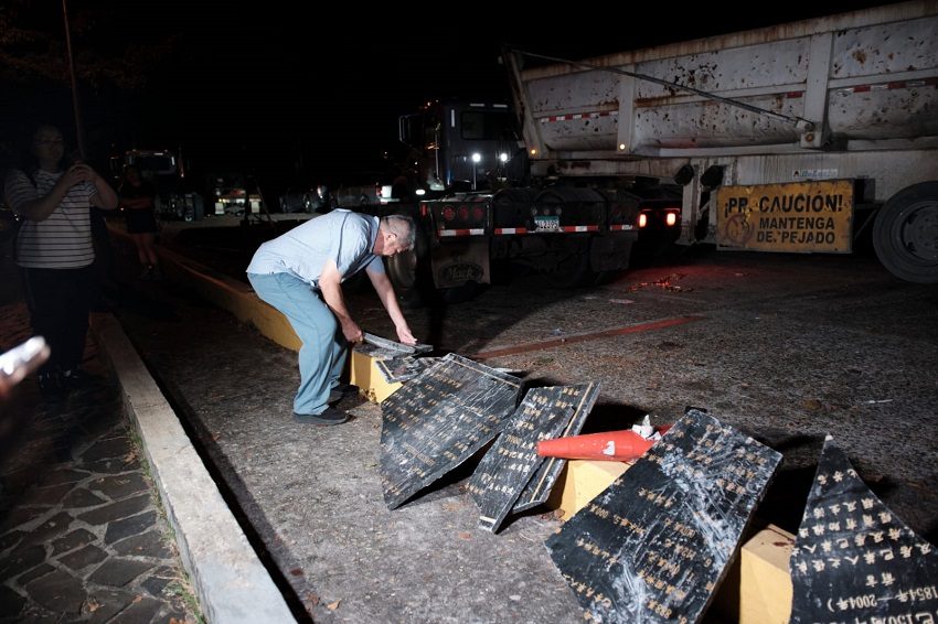Miembros de la comunidad china recogen partes de la estructura que fue demolida. Foto: Cortesía