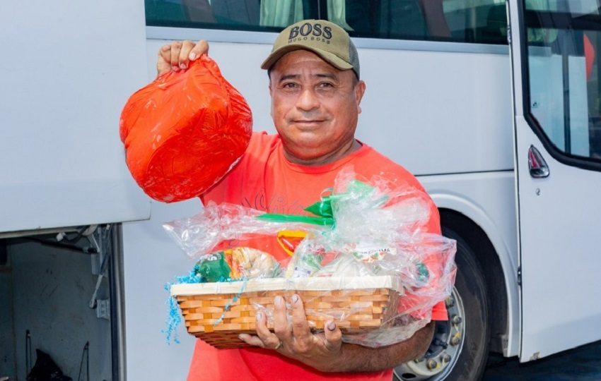 Excolaboradores de la mina felices con sus canastas navideñas.  Cortesía