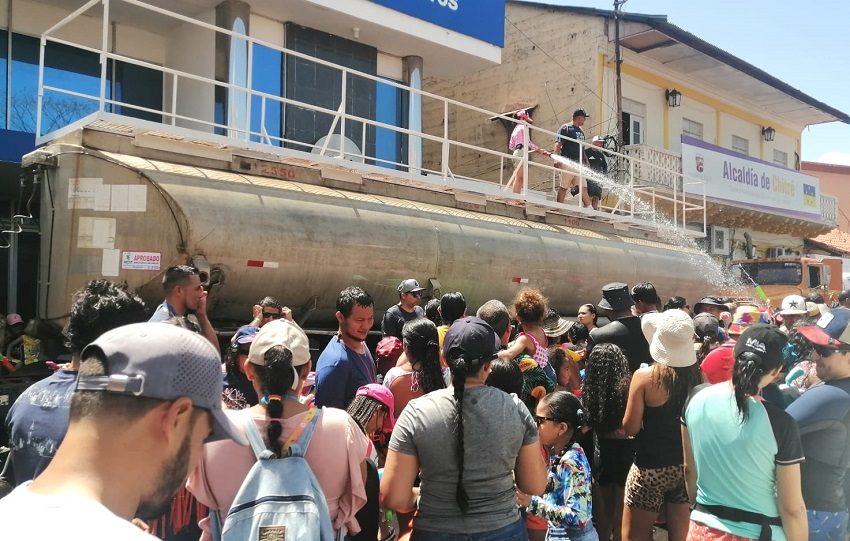 en la ciudad de Chitré, la vicealcaldesa Alba Osorio indicó que las tradicionales mojaderas del 1 de enero iniciarán a las 10:00 de la mañana y se extenderán hasta las 5:00 de la tarde, teniendo como epicentro el Parque Unión. Foto. Thays Domínguez