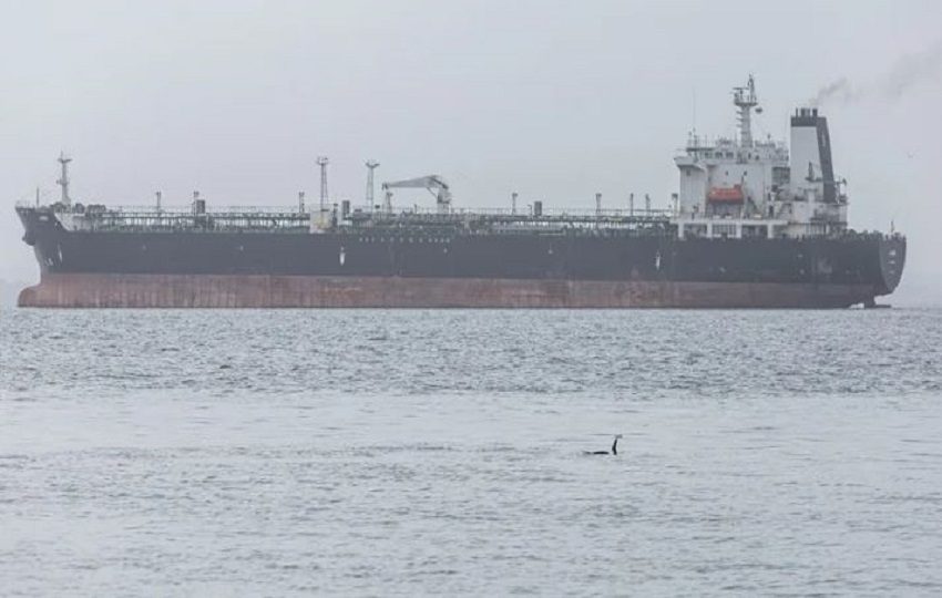 Buque transportando combustibles en el Lago de Maracaibo, Venezuela. Foto: EFE