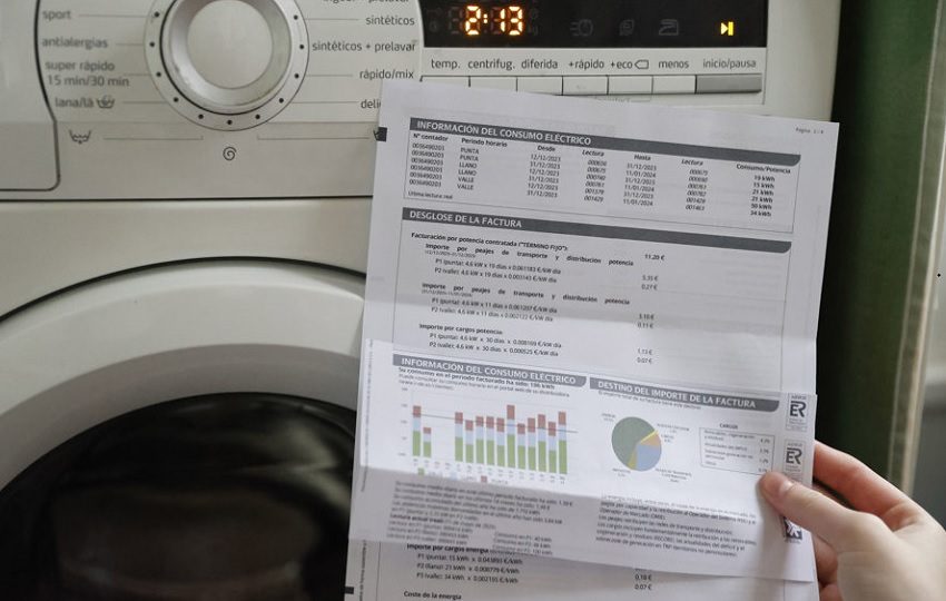 Factura de un hogar ante un electrodoméstico. Foto: EFE/Archivo