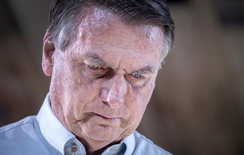Bolsonaro destruyó la tobillera electrónica con la que se le controlaban sus movimientos. Foto: EFE