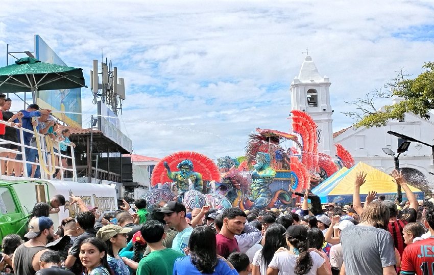 Calle Arriba de Las Tablas estuvo representada por su soberana Ana Isabel Carrizo, modelo y actriz, reina del Carnaval 2026, quien también desfiló junto a su tuna, reafirmando el entusiasmo y la preparación de su bando para la contienda carnavalera que se avecina. Foto. Thays Domínguez