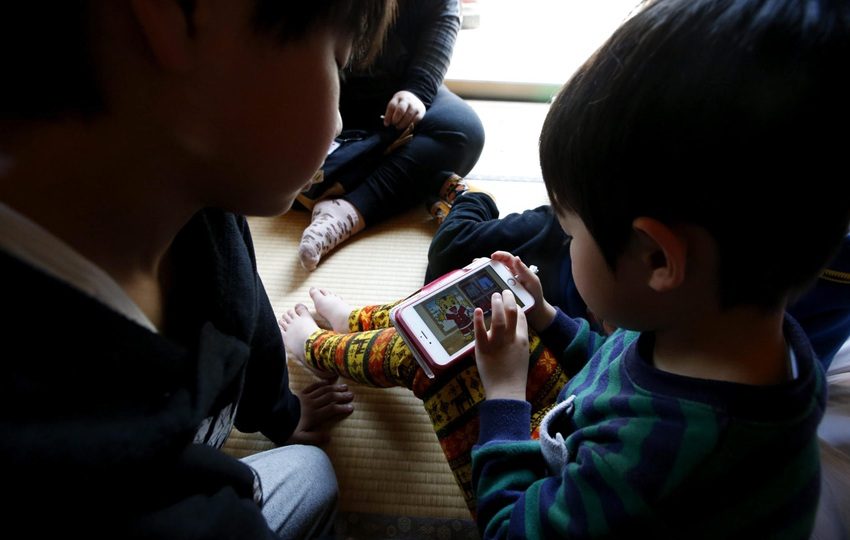 La lectura compartida entre padres e hijos puede contrarrestar esos efectos. Foto: EFE