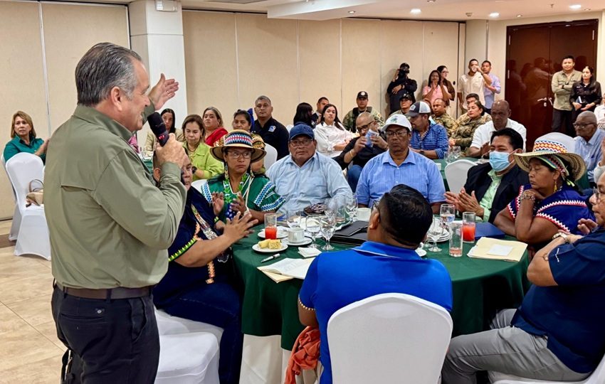 El ministro Navarro conversó con lugareños. Foto: Cortesía