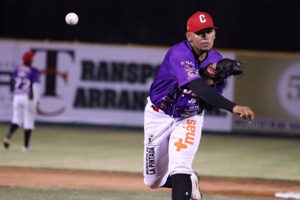 Dereck Gómez, lanzador de Coclé. Foto: Fedebeis