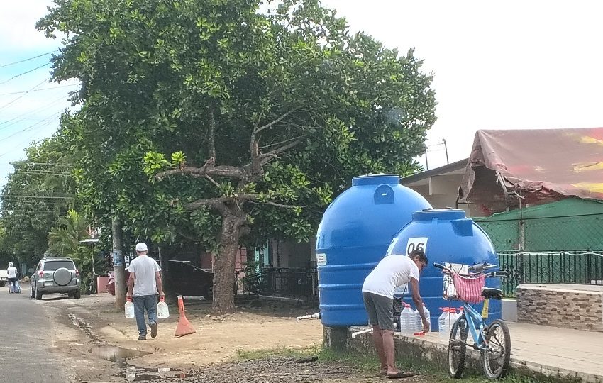 La población ha sido  abastecida de agua en distintos puntos, entre ellos tanques de reserva instalados en sitios estratégicos. Foto. Thays Domínguez