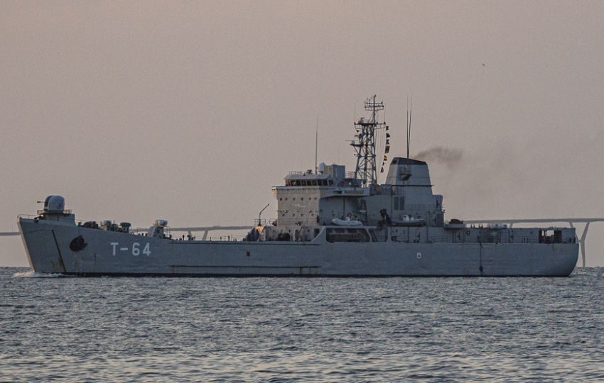 Un buque de patrulla naval de la Armada desde el malecón del Lago de Maracaibo en Maracaibo (Venezuela). Foto: EFE