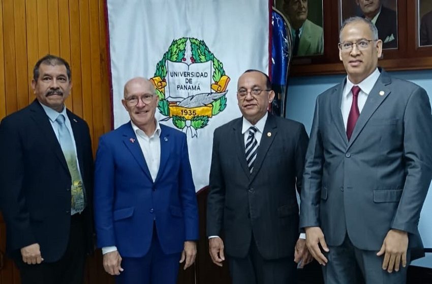 Autoridades universitarias recibieron a Robert Floyd, secretario ejecutivo del Organismo del Tratado de Prohibición Completa de los Ensayos Nucleares. Foto: Cortesía