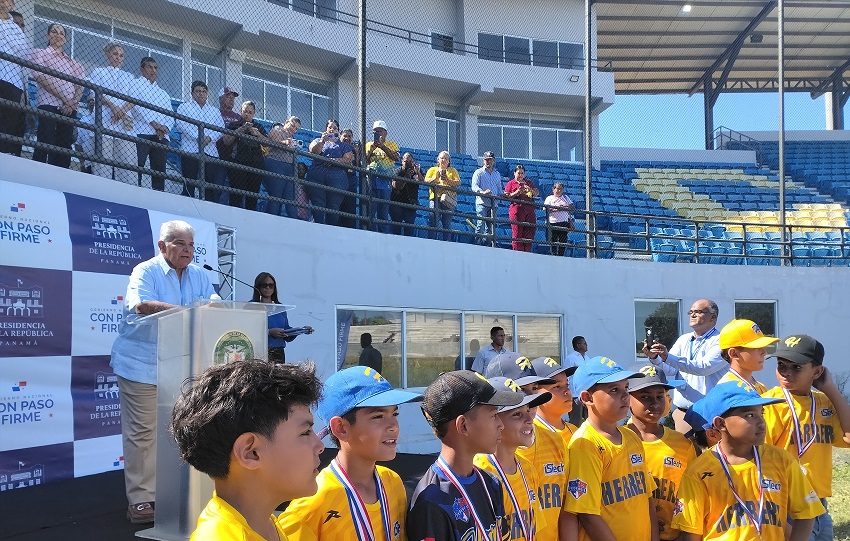 El presidente le prometió a lospequeños peloteros que este estadio se recuperará en su beneficio. Foto. Thays Domínguez