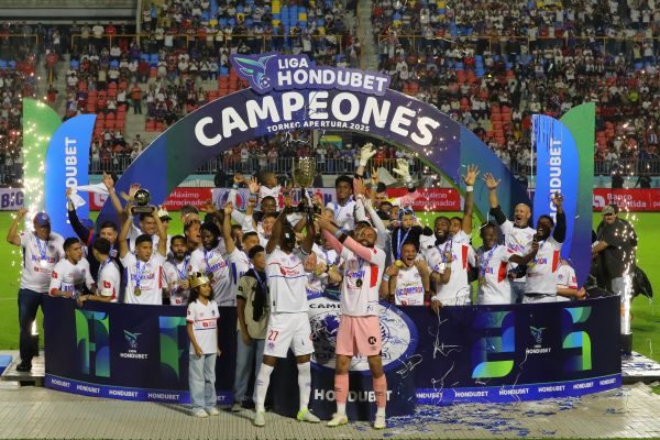 Jugadores del Olimpia festejan el título del Torneo Apertura de la LPF. Foto: EFE