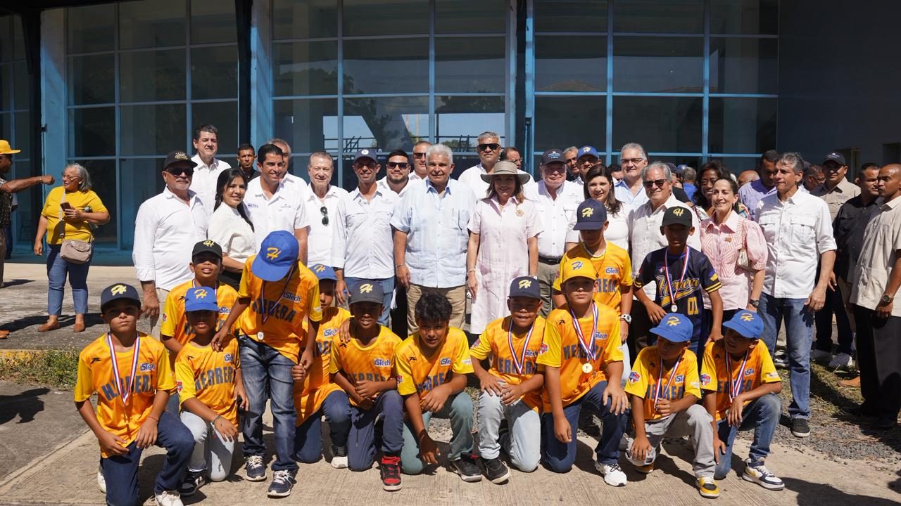 El mandatario José Raúl Mulino hizo el anuncio de  retomar los trabajos en el estadio Rico Cedeño de Chiitre. Fo:to: Pandeportes