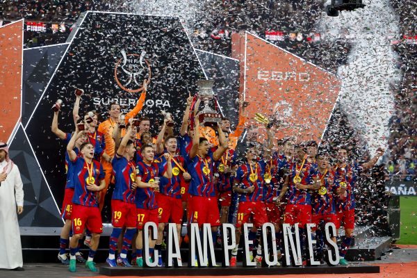 Jugadores del Barcelona festejan ganar la Supercopa de España. Foto: EFE