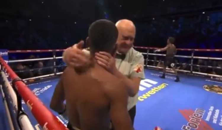El árbitro Daniel Van de Wiele detuvo la pelea entre Ricardo Núñez y Jadier Herrera. Foto:Captura