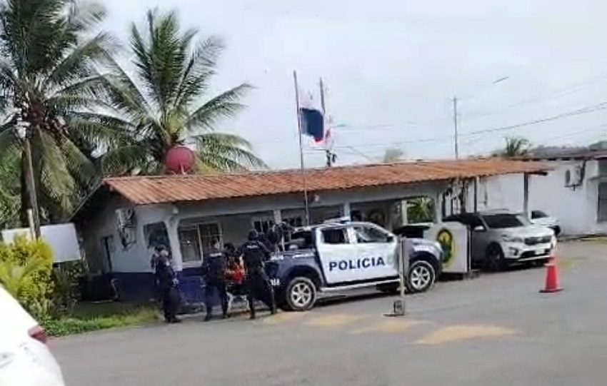 Tres personas quedaron detenidas por propiciar una riña en una playa. Foto. Policía Nacional