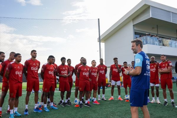 Thomas Christiansen, conversa con los jugadores en los entrenamientos. Foto: FPF