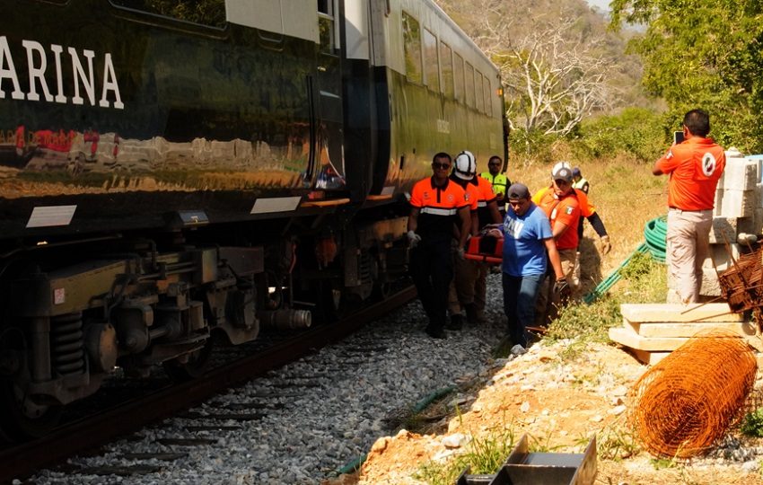 Integrantes de equipos de rescate trasladan a una persona herida luego del descarrilamiento del tren Transístmico. Foto: EFE