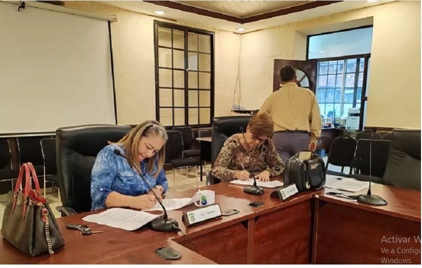 Luzdenia Oliver, presidenta del concejo, explicó que en la reunión se aclaró que, aun cuando se escuchó el planteamiento de la alcaldesa Peñalba, la exoneración de impuestos es potestad de los ediles. Foto. Eric Montenegro