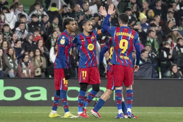 Los jugadores del Barcelona celebran el segundo gol del equipo en el partido de octavos de final de Copa del Rey ante Racing de Santander. Foto:: EFE
