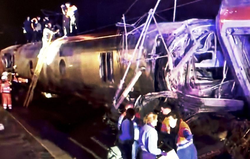Una veintena de muertos ha dejado este accidente ferroviario. Foto: EFE