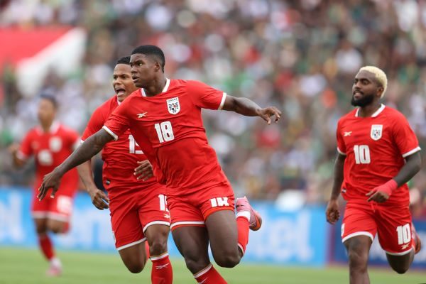 El panameño Kadir Barría (18), festeja su gol contra Bolivia. Foto: EFE