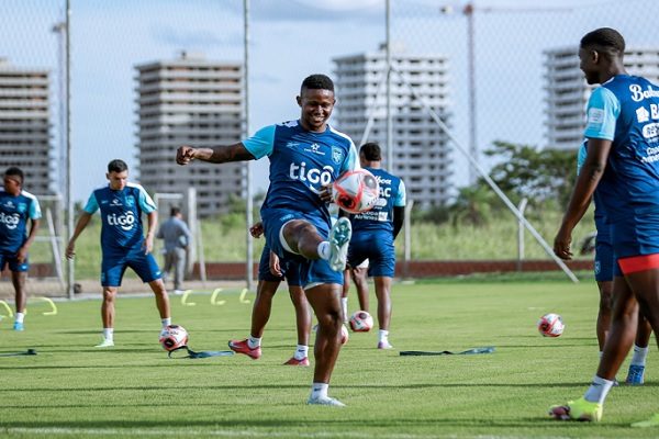 Gustavo Herrera, en los entrenamientos de la selección de Panamá en Bolivia. Foto: FPF