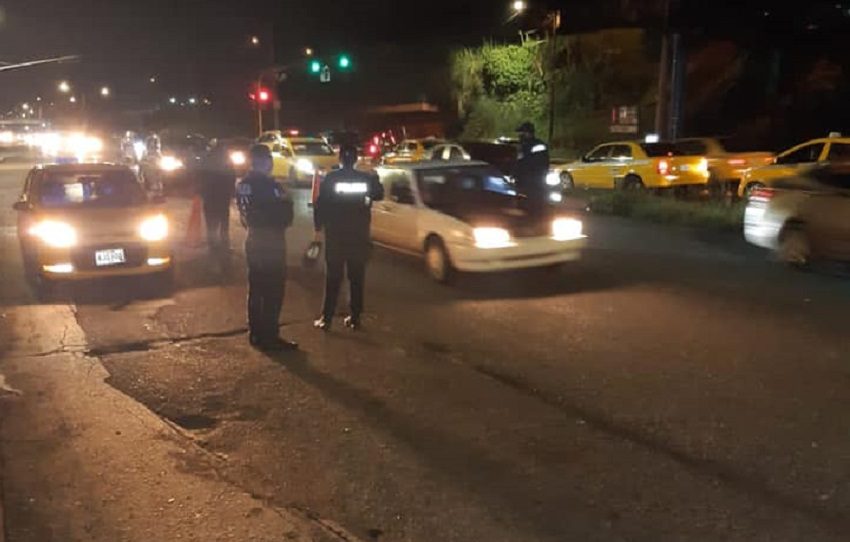 Tras cometer el robo, los delincuentes huyeron por la parte trasera de la empresa. 