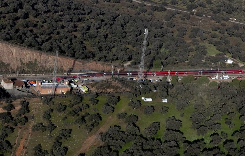 Vista aérea de los trenes accidentados ayer domingo cerca de Adamuz (Córdoba). Foto: EFE