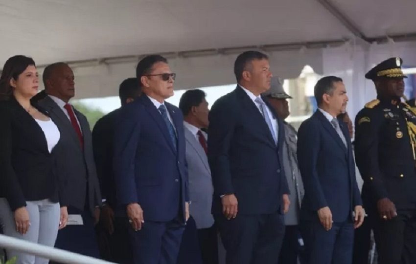 El ministro de seguridad Frank Ábrego, partiicipó en el acto de graduación de 79 nuevos subtenientes en la Escuela de Oficiales de la Policía en Davis, ubicada en las afueras de la ciudad de Colón. Foto. Cortesía PN