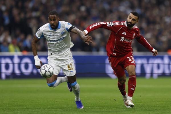 El panameño Michael Amir Murillo, del Marsella, disputa un balón contra Mohamed Salah, del Liverpool FC. Foto:EFE  