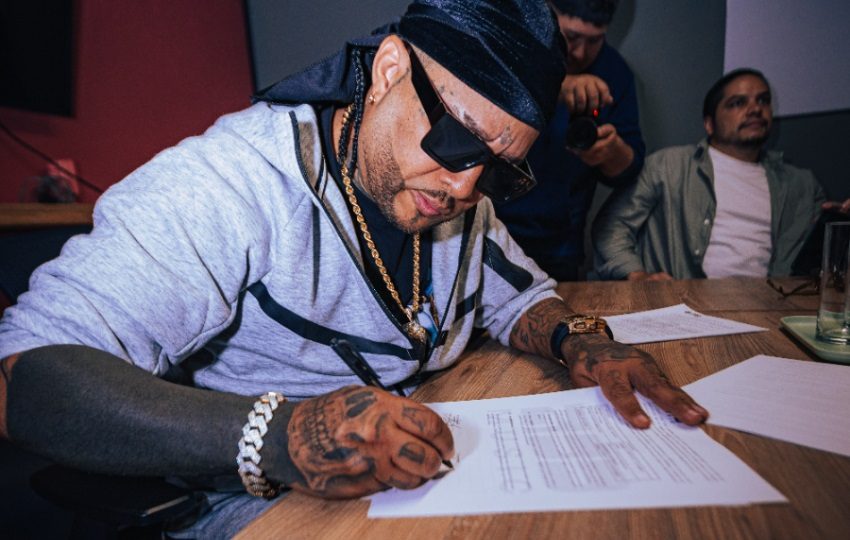Mr. Saik firmando el acuerdo. Foto: Cortesía