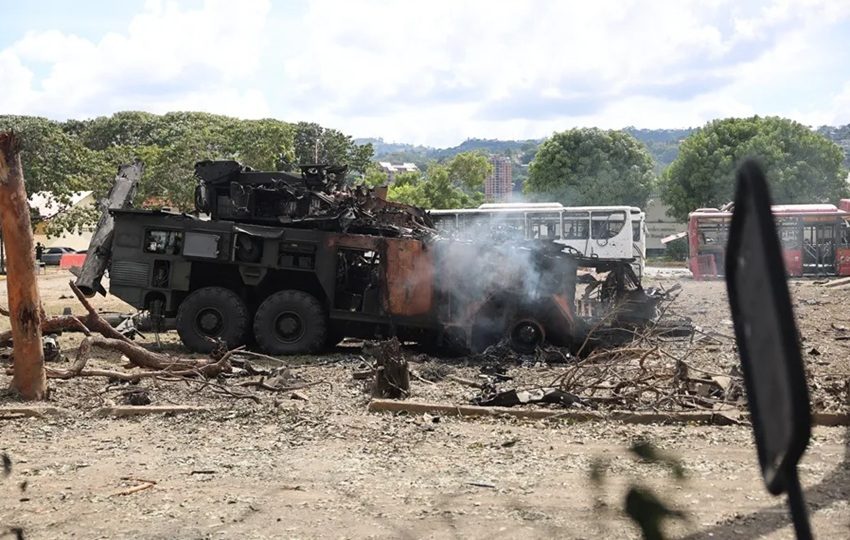 Vehículo militar incinerado luego de ser impactado en la Base Aérea Generalísimo Francisco de Miranda. Foto: EFE