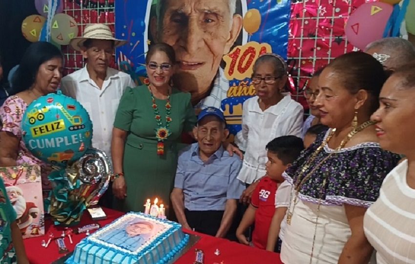 De manera increíble, este hombre avanzada edad comentó brevemente que todavía lee los periódicos Crítica y el Panamá América, aunque aceptó que solo con lentes. Foto. Melquíades Vásquez