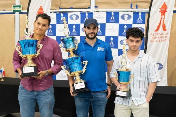 Roberto Sánchez (cent.) ganó el título en la rama masculina. Foto: Cortesía