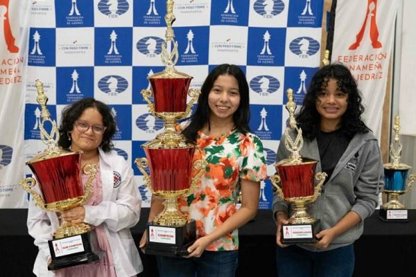 Ashley Castillo (cent.) se corona en la rama femenina en el ajedrez panameño. Foto: Cortesía