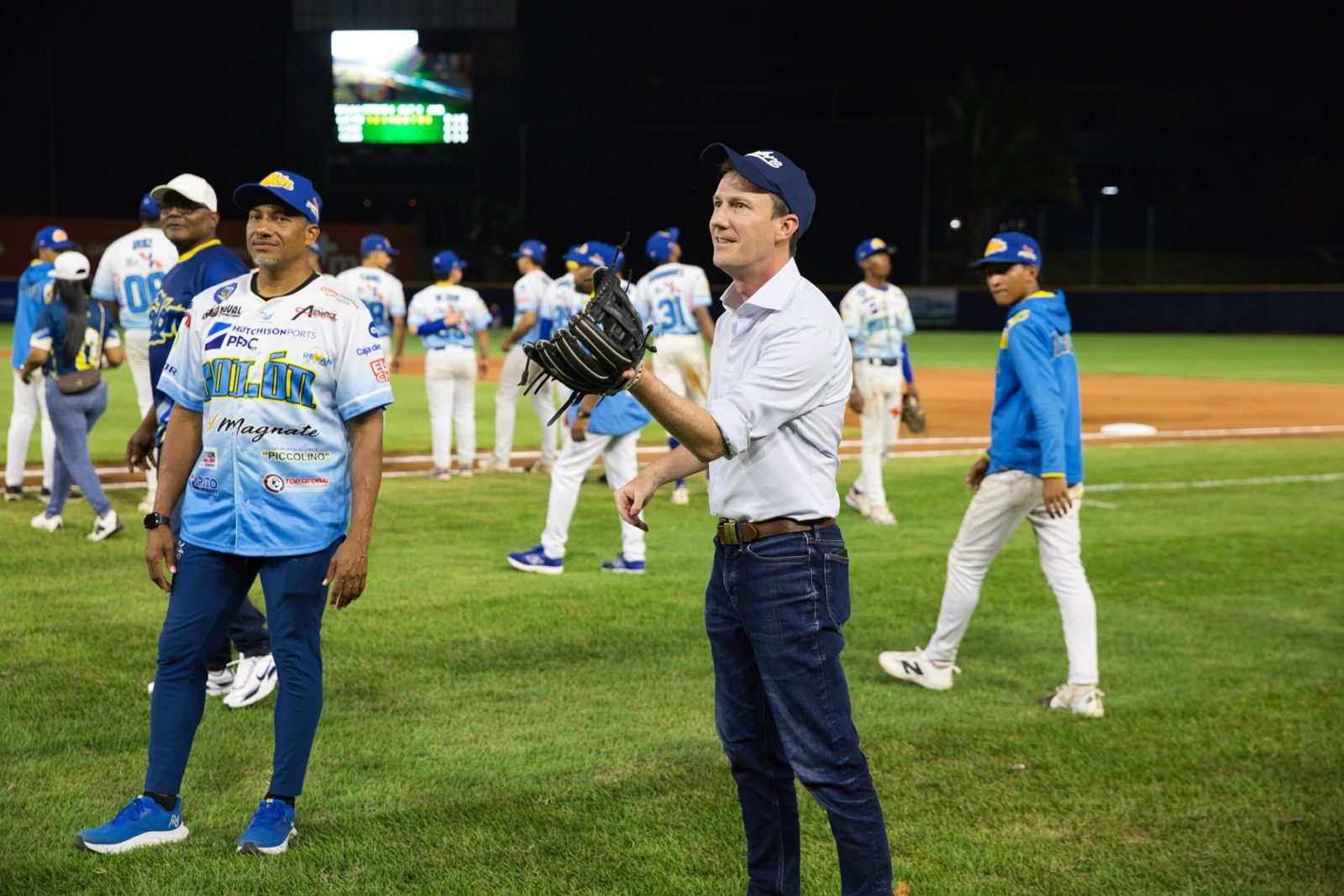 John Dean, gerente general de Cobre Panamá, hizo el lanzamiento de honor en el partido de Colón y Potro del Este. Foto: Cortesía