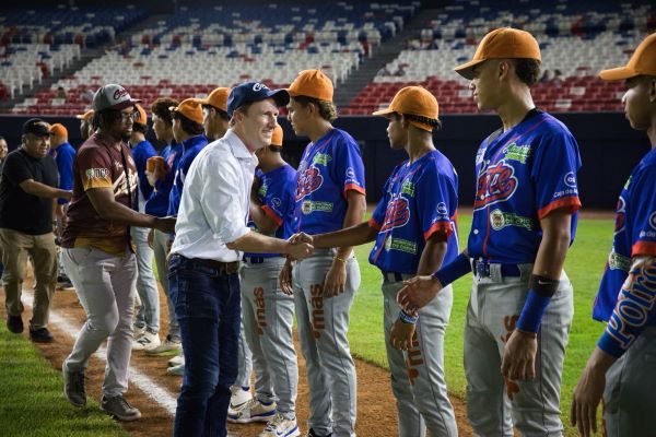  John Dean, gerente general de Cobre Panamá, saluda a los jugadores de Potros del Este. Foto: Cortesía