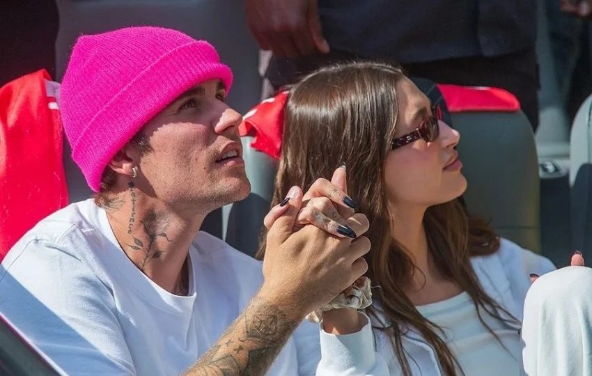 Justin Bieber junto a su esposa Hailey Bieber. Foto EFE / Javier Rojas