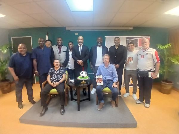 Gary Stempel con exjugadores y parte de su cuerpo técnico que lo acompañó a su trayectoria. Foto: Jaime A. Chávez R.